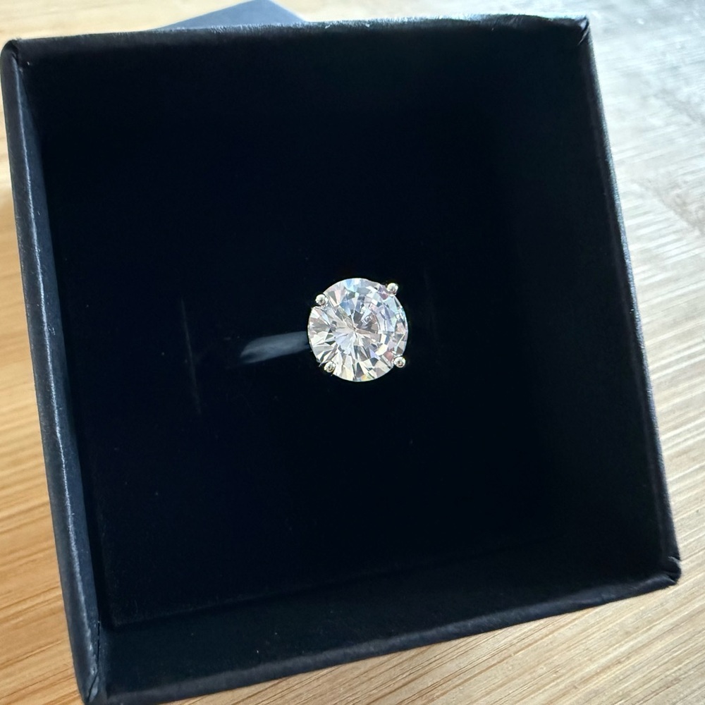 Brand New Elegant Silver Solitaire Ring